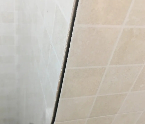 易门瓷砖空鼓维修公司分享阳台瓷砖脱落的修复过程可以分为以下几个步骤