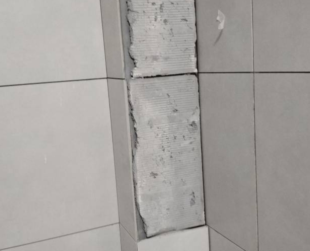 易门瓷砖空鼓维修公司分享下瓷砖施工前基层浇水润湿程度不足，可能导致以下问题